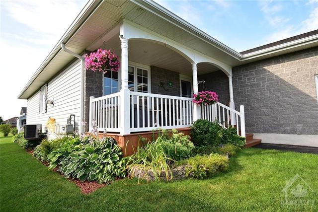 5573 Meadowbrook Drive, Home with 2 bedrooms, 2 bathrooms and 3 parking in South Dundas ON | Image 3