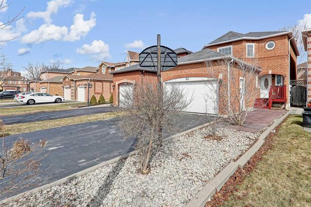 44 Fieldnest Cres, House detached with 3 bedrooms, 4 bathrooms and 2 parking in Whitby ON | Image 2