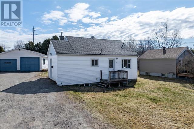 18 Moonlight Beach Road, House detached with 2 bedrooms, 1 bathrooms and null parking in Greater Sudbury ON | Image 2