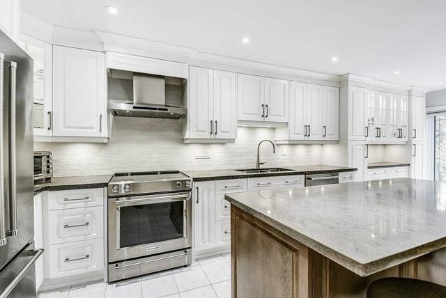 3910 Parkgate Dr, House detached with 3 bedrooms, 3 bathrooms and 3 parking in Mississauga ON | Image 2