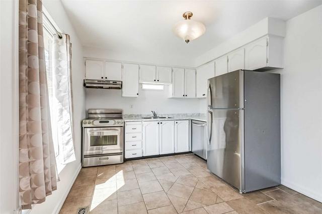 32 Lawndale Cres, House semidetached with 3 bedrooms, 3 bathrooms and 4 parking in Brampton ON | Image 8