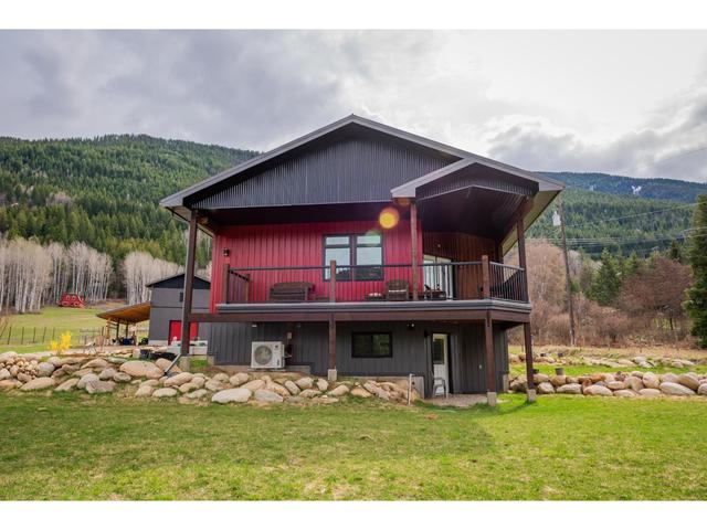 2346 Upper Glade Road, House detached with 2 bedrooms, 3 bathrooms and 10 parking in Central Kootenay I BC | Image 3