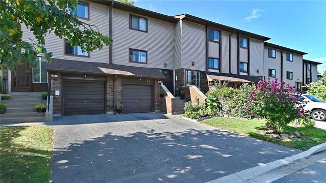 52 Carleton Pl, Townhouse with 3 bedrooms, 2 bathrooms and 2 parking in Brampton ON | Image 1