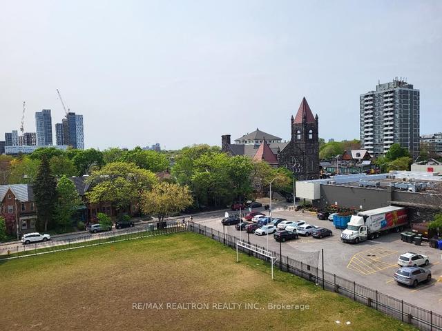 504 - 736 Spadina Ave, Condo with 2 bedrooms, 1 bathrooms and 1 parking in Toronto ON | Image 5