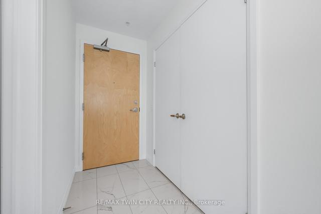 2809 - 60 Charles St W, Condo with 1 bedrooms, 1 bathrooms and 0 parking in Kitchener ON | Image 2