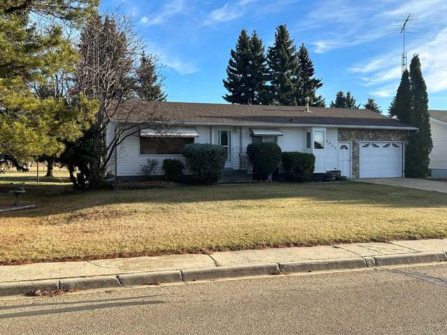 5021 46 Street, House detached with 3 bedrooms, 2 bathrooms and 4 parking in Daysland AB | Image 2