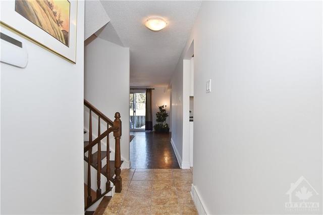 207 Ridgepark Private, Townhouse with 3 bedrooms, 3 bathrooms and 1 parking in Ottawa ON | Image 4