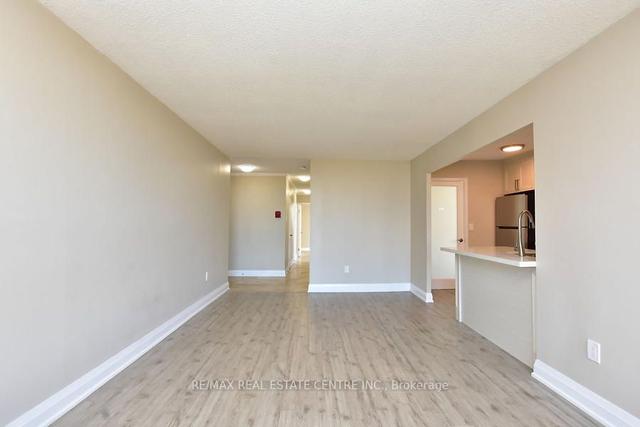 803 - 3170 Kirwin Ave, Condo with 3 bedrooms, 2 bathrooms and 1 parking in Mississauga ON | Image 5
