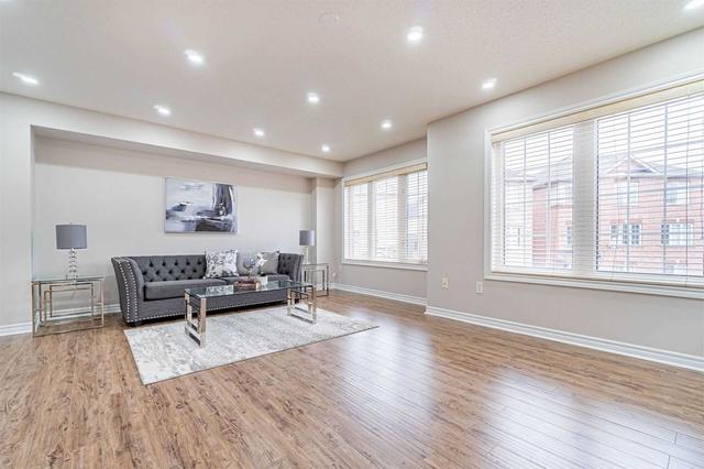 22 Pedigree Mews, House semidetached with 3 bedrooms, 5 bathrooms and 3 parking in Toronto ON | Image 3