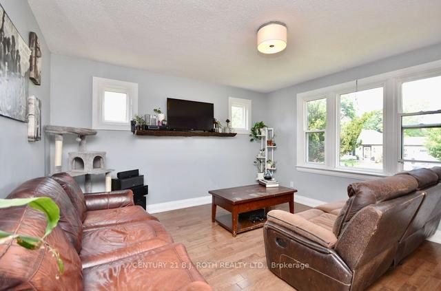 97 Queen St, House detached with 2 bedrooms, 2 bathrooms and 6 parking in Barrie ON | Image 4