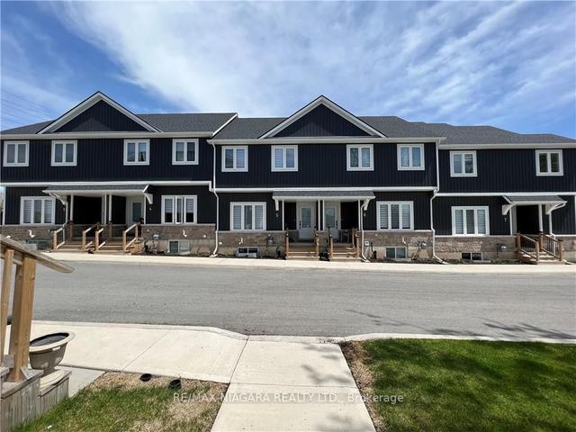 4 - 8196 Mcleod Rd, Townhouse with 2 bedrooms, 3 bathrooms and 1 parking in Niagara Falls ON | Image 2