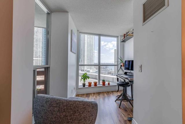 503 - 208 Queens Quay W, Condo with 2 bedrooms, 2 bathrooms and 1 parking in Toronto ON | Image 11