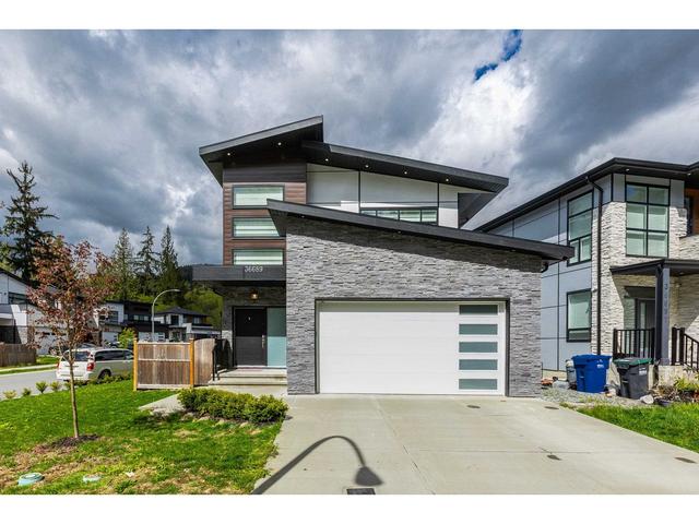 36689 Dianne Brook Avenue, House detached with 5 bedrooms, 4 bathrooms and 4 parking in Abbotsford BC | Image 2