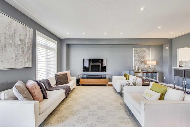 72 Burgon Pl, House attached with 3 bedrooms, 3 bathrooms and 3 parking in Aurora ON | Image 9
