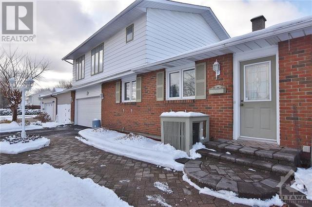 115 Oakburn Road, House detached with 5 bedrooms, 3 bathrooms and 6 parking in Ottawa ON | Image 2