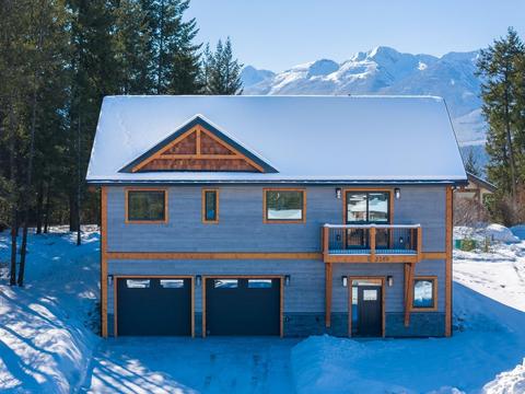 5 - 1360 Pine Dr, House detached with 3 bedrooms, 3 bathrooms and null parking in Golden BC | Card Image