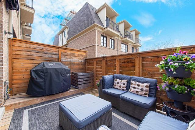 3883a Bloor St W, House attached with 3 bedrooms, 2 bathrooms and 2 parking in Toronto ON | Image 2