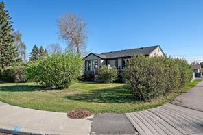 8504 34 Avenue Nw, House detached with 3 bedrooms, 2 bathrooms and 2 parking in Calgary AB | Image 2
