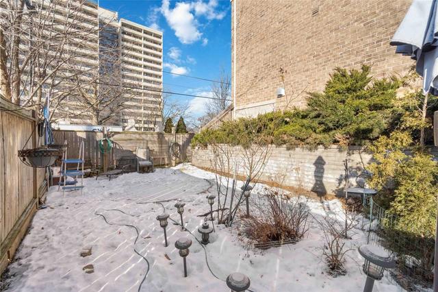 331 Royal York Rd N, House attached with 3 bedrooms, 3 bathrooms and 2 parking in Toronto ON | Image 7