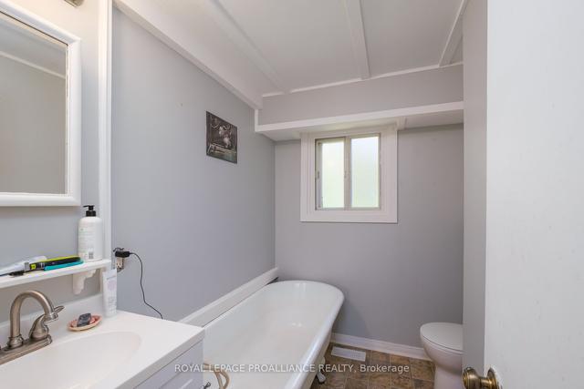 17 Bay St, House detached with 3 bedrooms, 2 bathrooms and 10 parking in Westport ON | Image 18