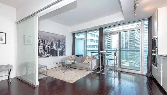 2001 - 12 York St, Condo with 1 bedrooms, 1 bathrooms and 0 parking in Toronto ON | Image 9