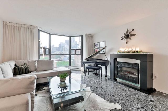 603 - 188 Spadina Ave, Condo with 3 bedrooms, 2 bathrooms and 1 parking in Toronto ON | Image 4