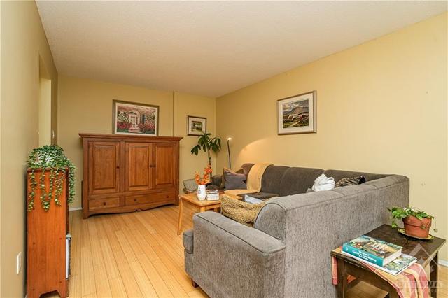 343 Kintyre Private, Townhouse with 3 bedrooms, 1 bathrooms and 1 parking in Ottawa ON | Image 3