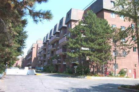 228 - 3025 Credit Woodlands, Townhouse with 5 bedrooms, 2 bathrooms and 1 parking in Mississauga ON | Image 1
