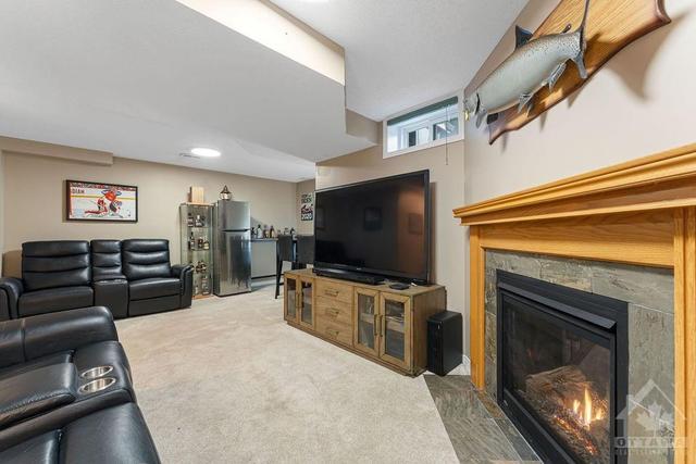 32 Ravenscroft Court, Townhouse with 3 bedrooms, 3 bathrooms and 3 parking in Ottawa ON | Image 24