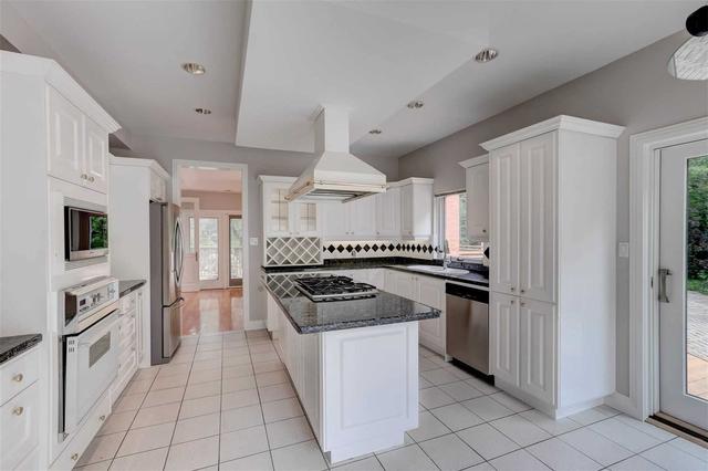 112 Rathburn Rd, House detached with 4 bedrooms, 5 bathrooms and 8 parking in Toronto ON | Image 3