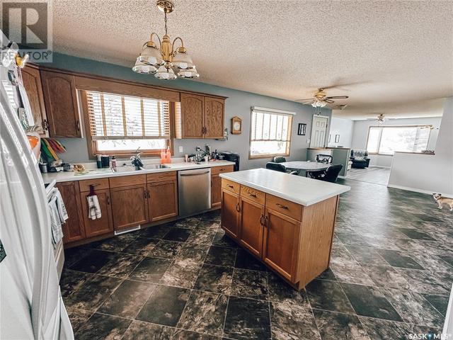 314 Railway Avenue, House detached with 5 bedrooms, 3 bathrooms and null parking in Carnduff SK | Image 1