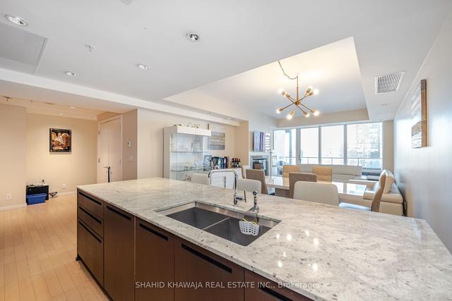 3807 - 180 University Ave, Condo with 2 bedrooms, 3 bathrooms and 1 parking in Toronto ON | Image 2