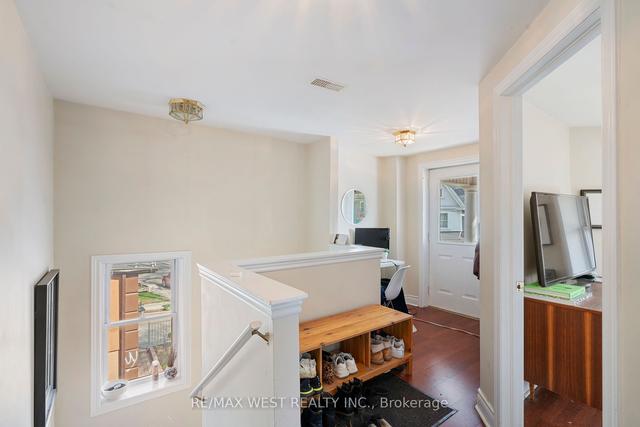 412 Crawford St, House detached with 9 bedrooms, 4 bathrooms and 3 parking in Toronto ON | Image 3