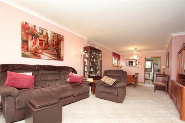3125 Ballydown Cres, House detached with 3 bedrooms, 2 bathrooms and 3 parking in Mississauga ON | Image 3