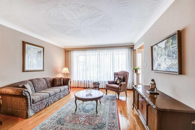 17 Newell Crt, House detached with 3 bedrooms, 2 bathrooms and 4 parking in Toronto ON | Image 3