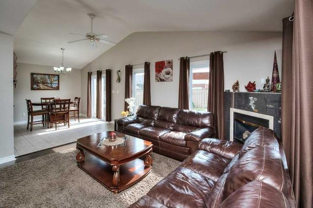 830 Brandenburg Blvd W, House detached with 3 bedrooms, 4 bathrooms and 4 parking in Waterloo ON | Image 2