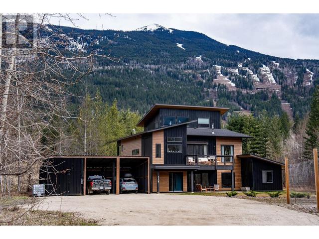 3108 Airport Way, House detached with 8 bedrooms, 7 bathrooms and null parking in Columbia Shuswap B BC | Image 3