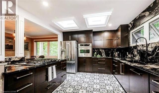 484 Westmount Dr, House detached with 3 bedrooms, 3 bathrooms and 10 parking in London ON | Image 2
