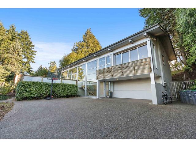 2796 Bayview Street, House detached with 4 bedrooms, 3 bathrooms and 6 parking in Surrey BC | Image 2