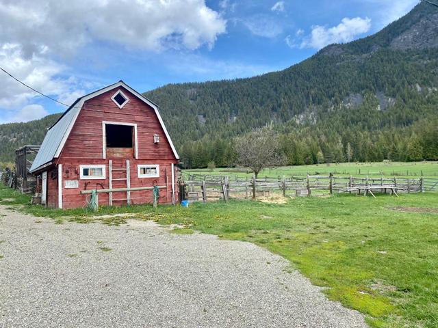4512 48th Street, House detached with 2 bedrooms, 1 bathrooms and 6 parking in Central Kootenay B BC | Image 34