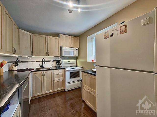 1723 Lamoureux Drive, Townhouse with 3 bedrooms, 2 bathrooms and 1 parking in Ottawa ON | Image 3