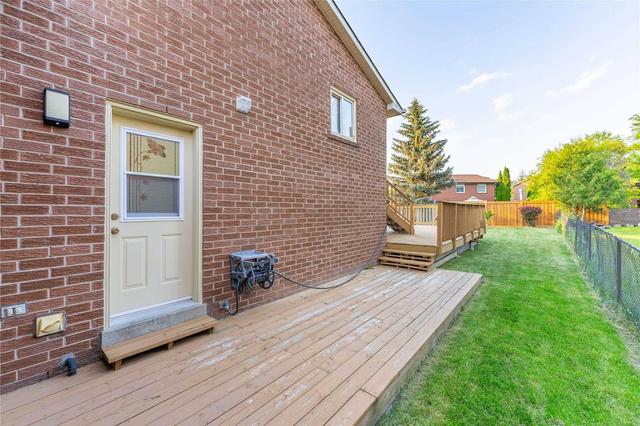 221 Hampton Crt, House detached with 3 bedrooms, 3 bathrooms and 6 parking in Newmarket ON | Image 22