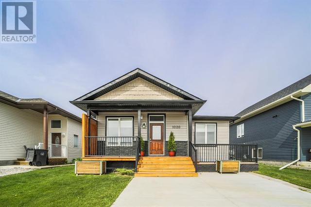 1020 Livingston Way, House detached with 4 bedrooms, 2 bathrooms and 3 parking in Pincher Creek AB | Card Image
