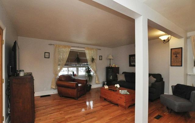25 Neilson Ave, House detached with 2 bedrooms, 2 bathrooms and 3 parking in Toronto ON | Image 8