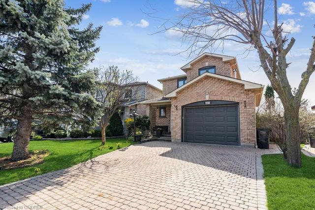 622 Pilcom Court, House detached with 4 bedrooms, 2 bathrooms and 5 parking in Mississauga ON | Image 2