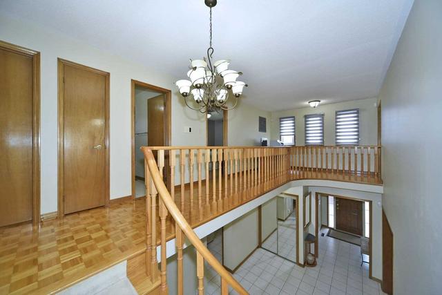 26 Cinrickbar Dr, House detached with 4 bedrooms, 4 bathrooms and 6 parking in Toronto ON | Image 9