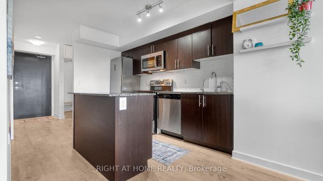 207 - 11 Superior Ave, Condo with 1 bedrooms, 1 bathrooms and 1 parking in Toronto ON | Image 2