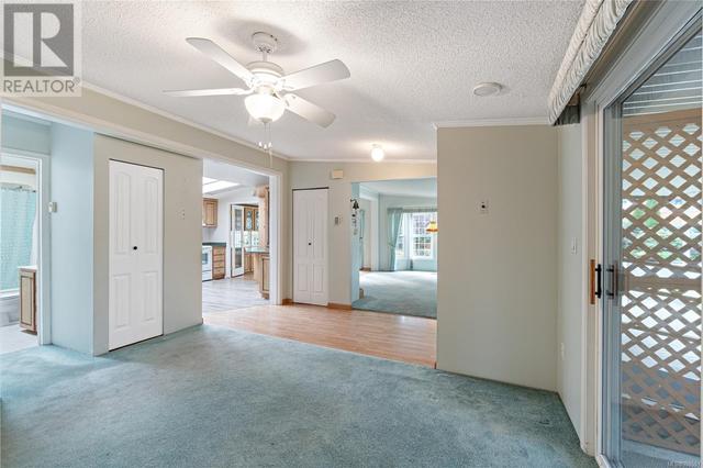 Open layout with enough room to host the whole family | Image 17