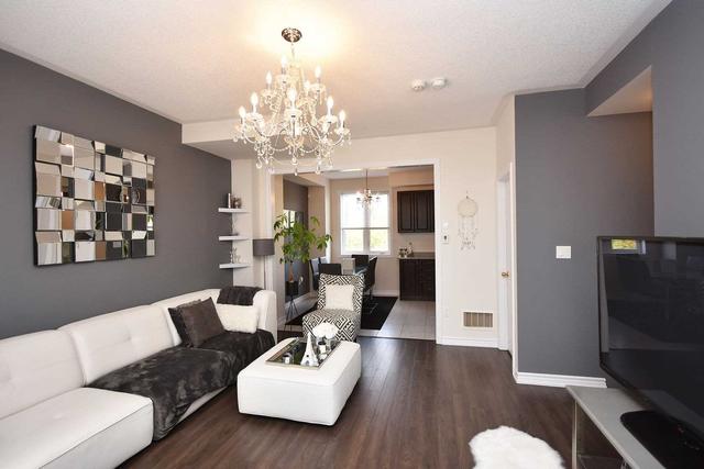 16 Kayak Hts, House attached with 3 bedrooms, 2 bathrooms and 2 parking in Brampton ON | Image 2
