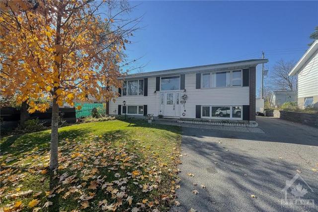 1004 Watson Street, House detached with 4 bedrooms, 2 bathrooms and 4 parking in Ottawa ON | Card Image